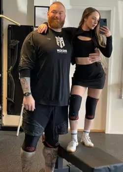 Hafthor Bjornsson et sa femme