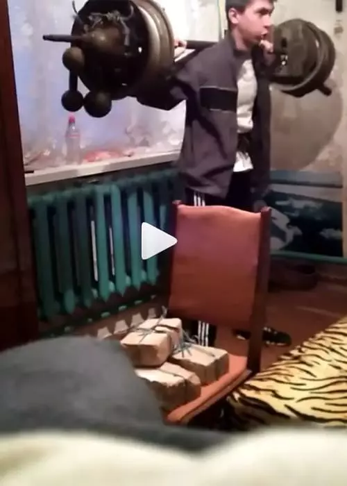 Vidéo Instagram - Anatoly jeune faisant du squat