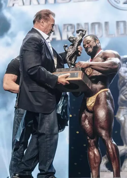 Brandon Curry et Arnold Schwarzenegger