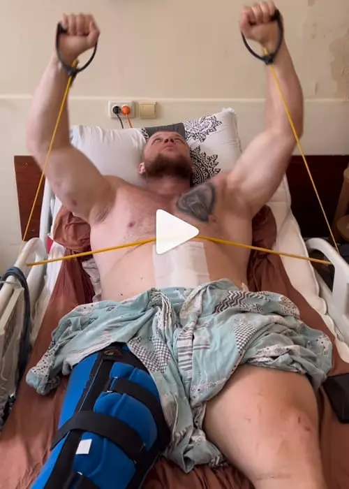 Pavlo Nakonechnyy faisant de l'exercice sur son lit d'hôpital