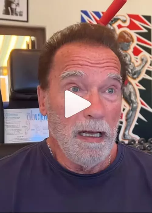 Vidéo Arnold Schwarzenegger : Opération du coude